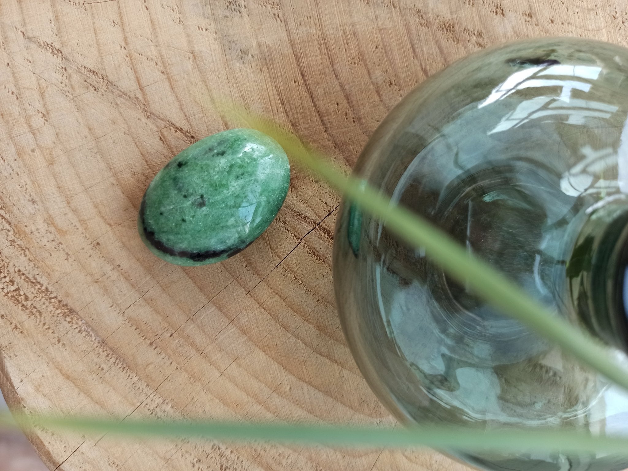 Zoïsiet trommelstenen – curated crystal by Marga Jacobs | rust, symboliek en intuïtieve zelfzorg