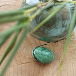 Zoïsiet trommelstenen – curated crystal by Marga Jacobs | rust, symboliek en intuïtieve zelfzorg