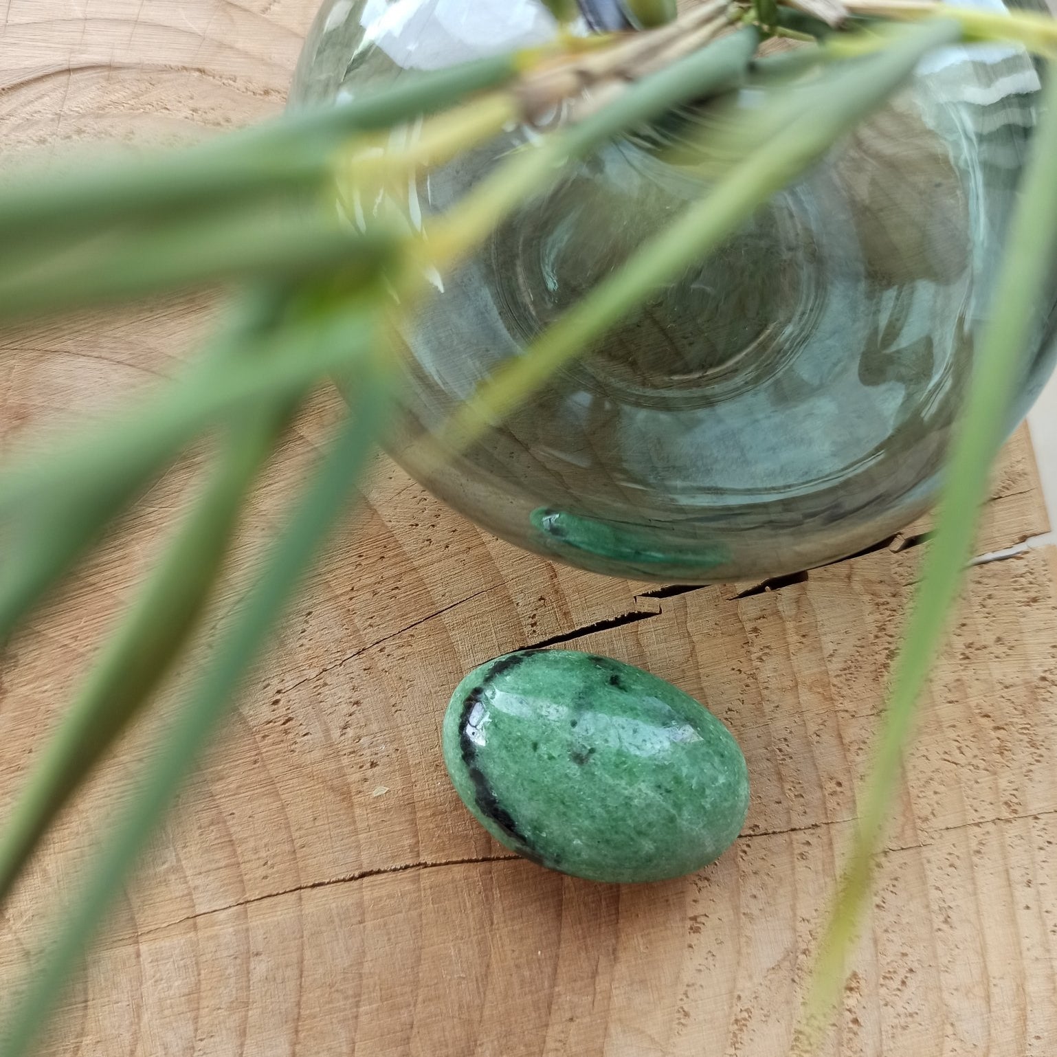 Zoïsiet trommelstenen – curated crystal by Marga Jacobs | rust, symboliek en intuïtieve zelfzorg