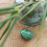 Zoïsiet trommelstenen – curated crystal by Marga Jacobs | rust, symboliek en intuïtieve zelfzorg