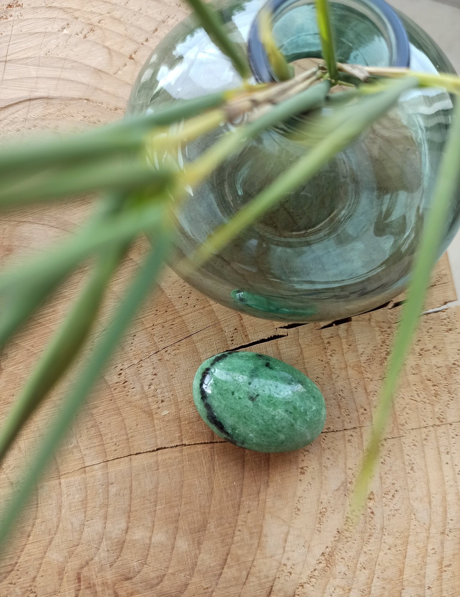 Zoïsiet trommelstenen – curated crystal by Marga Jacobs | rust, symboliek en intuïtieve zelfzorg