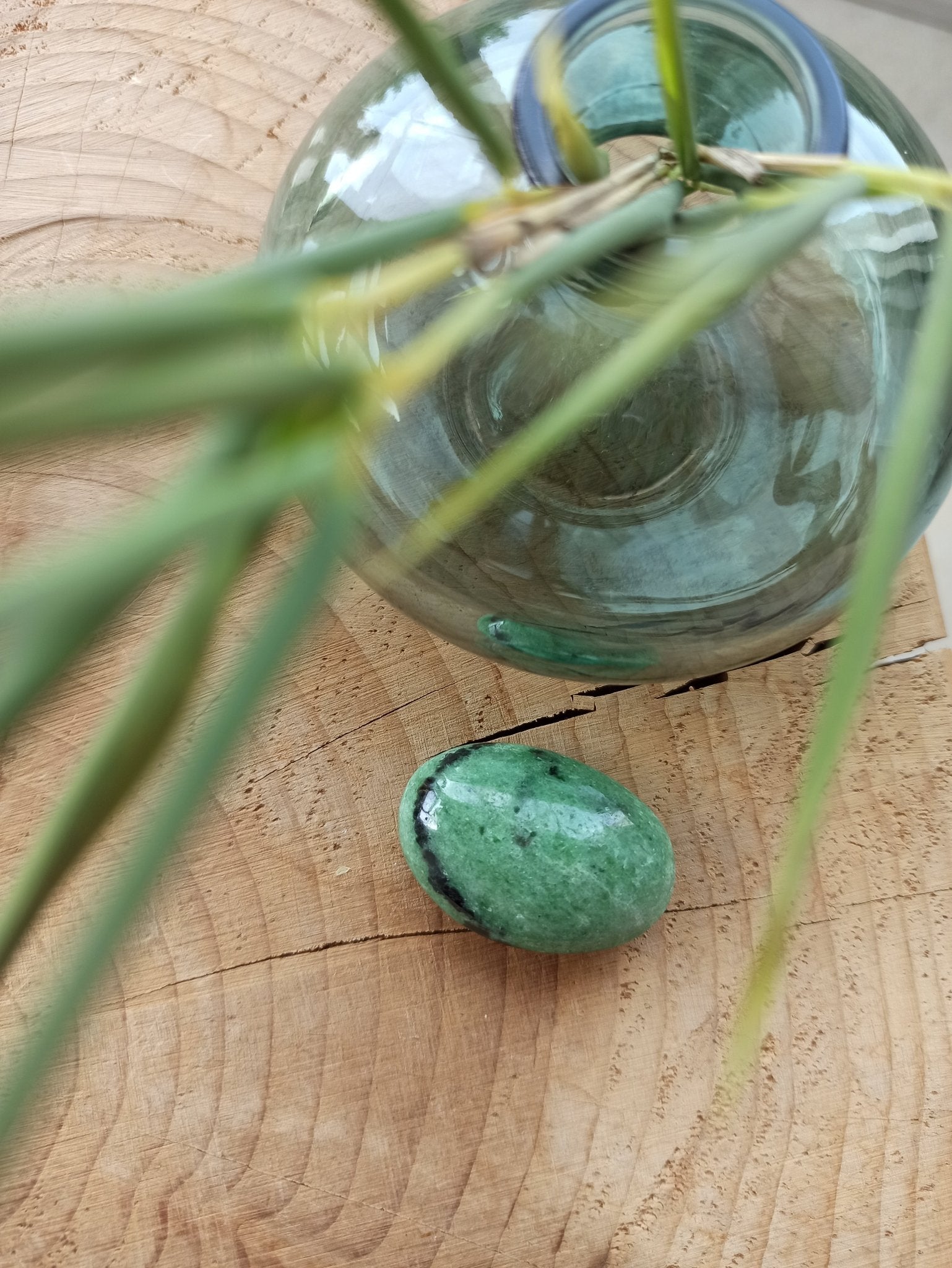 Zoïsiet trommelstenen – curated crystal by Marga Jacobs | rust, symboliek en intuïtieve zelfzorg