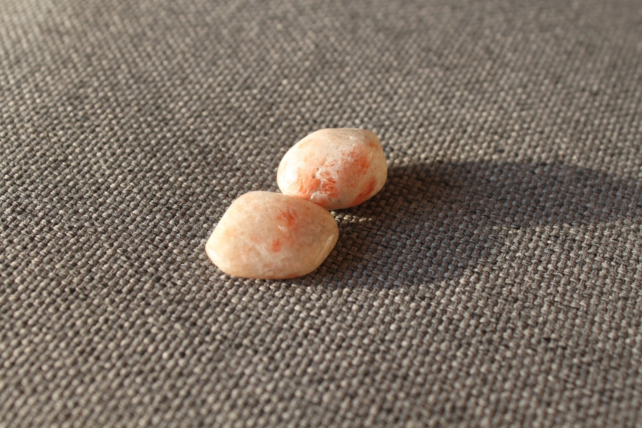 Zonnesteen trommelstenen – curated crystal by Marga Jacobs | rust, symboliek en intuïtieve zelfzorg