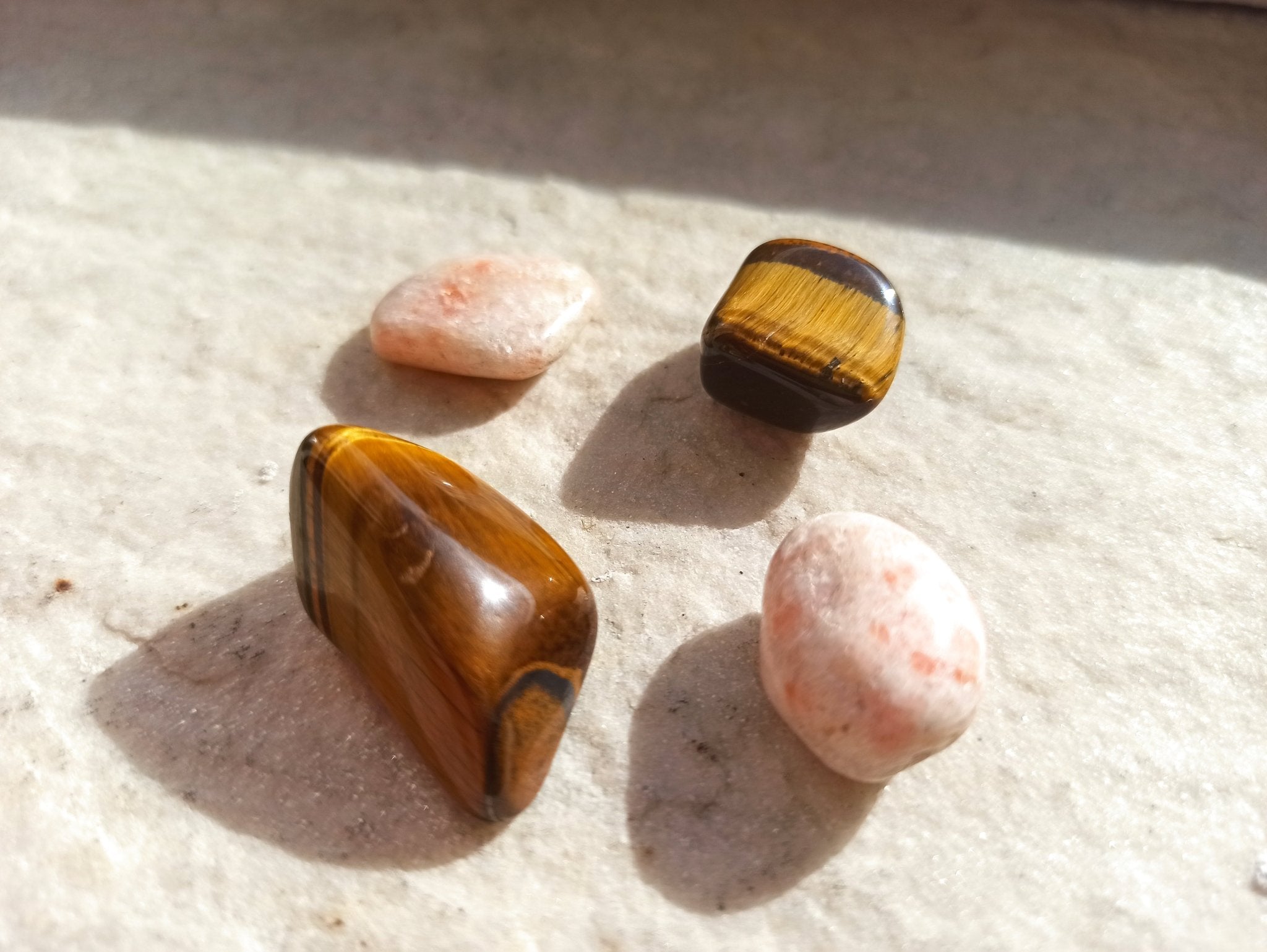 Zonnesteen trommelstenen – curated crystal by Marga Jacobs | rust, symboliek en intuïtieve zelfzorg