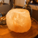 Zoutsteen theelichthouder (roze) – curated crystal by Marga Jacobs | rust, symboliek en intuïtieve zelfzorg