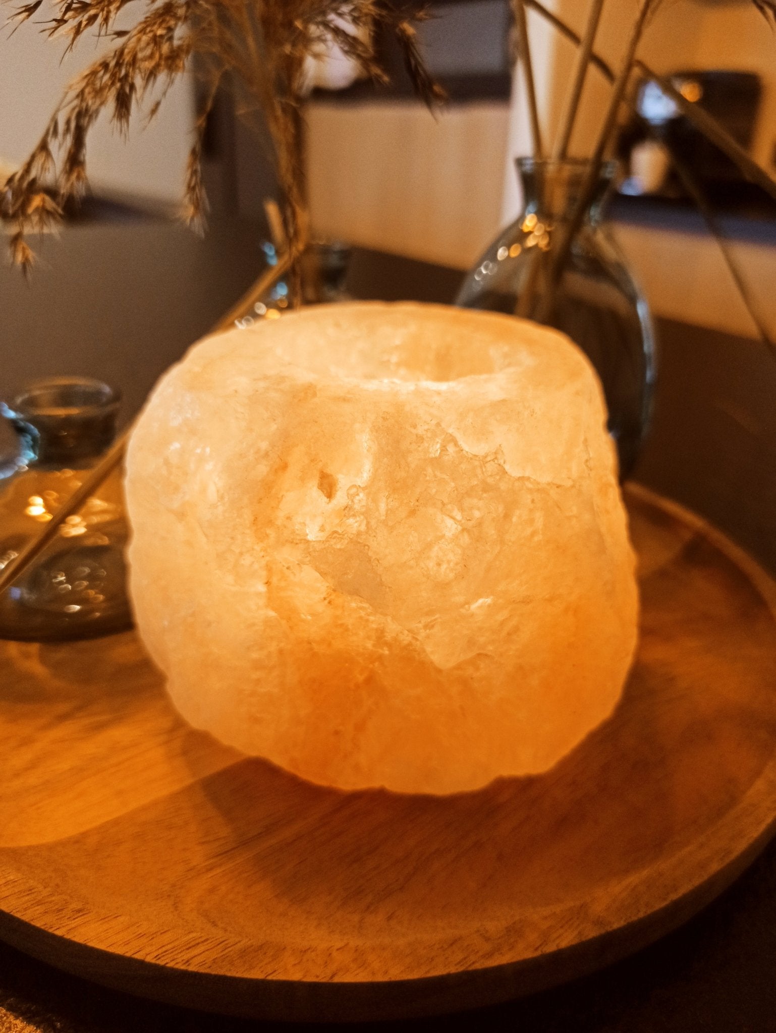 Zoutsteen theelichthouder (roze) – curated crystal by Marga Jacobs | rust, symboliek en intuïtieve zelfzorg