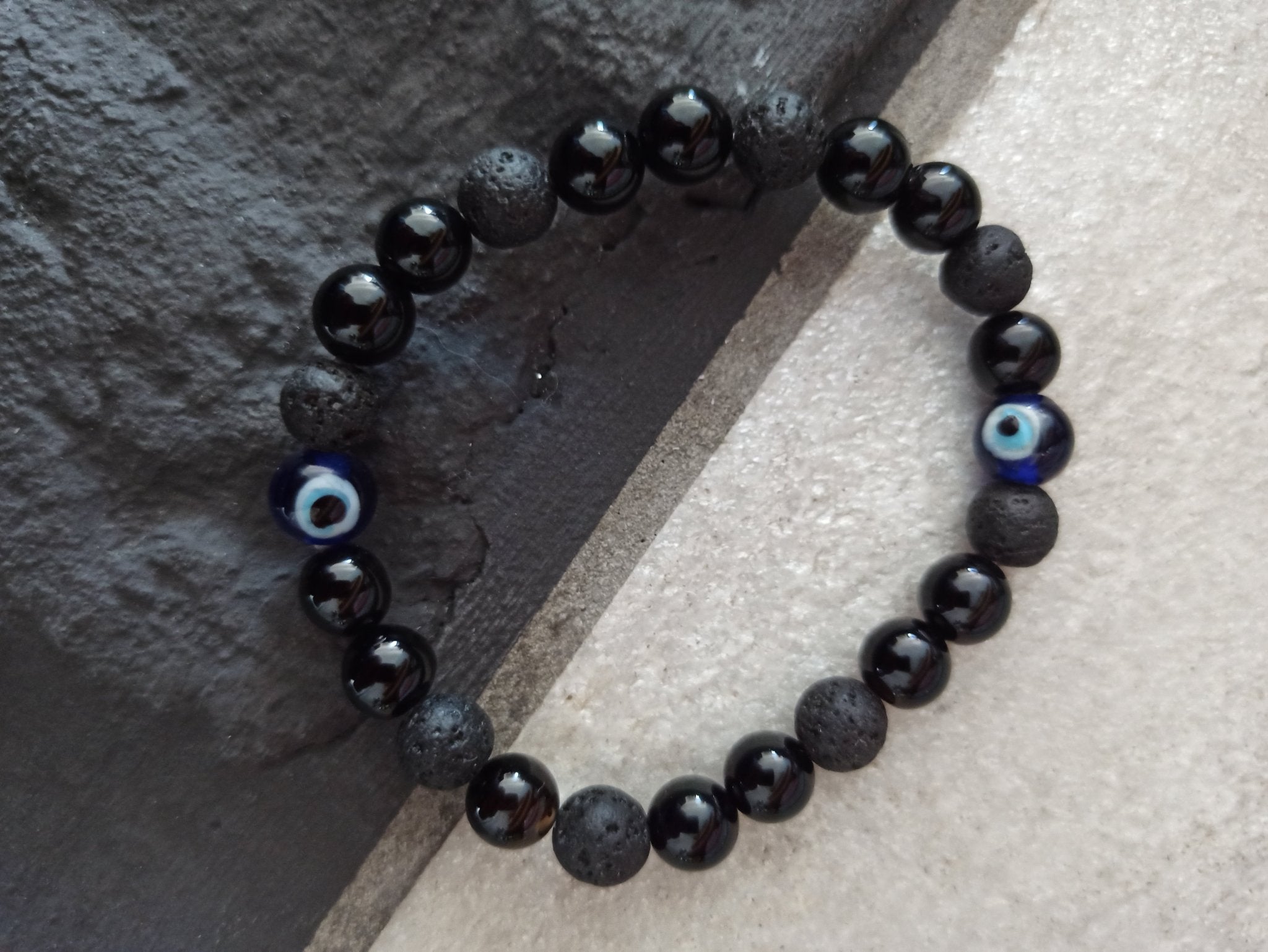 Zwarte agaat met lavasteen armband | 8 mm – curated crystal by Marga Jacobs | rust, symboliek en intuïtieve zelfzorg