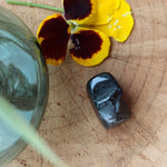 Zwarte Jaspis trommelstenen – curated crystal by Marga Jacobs | rust, symboliek en intuïtieve zelfzorg