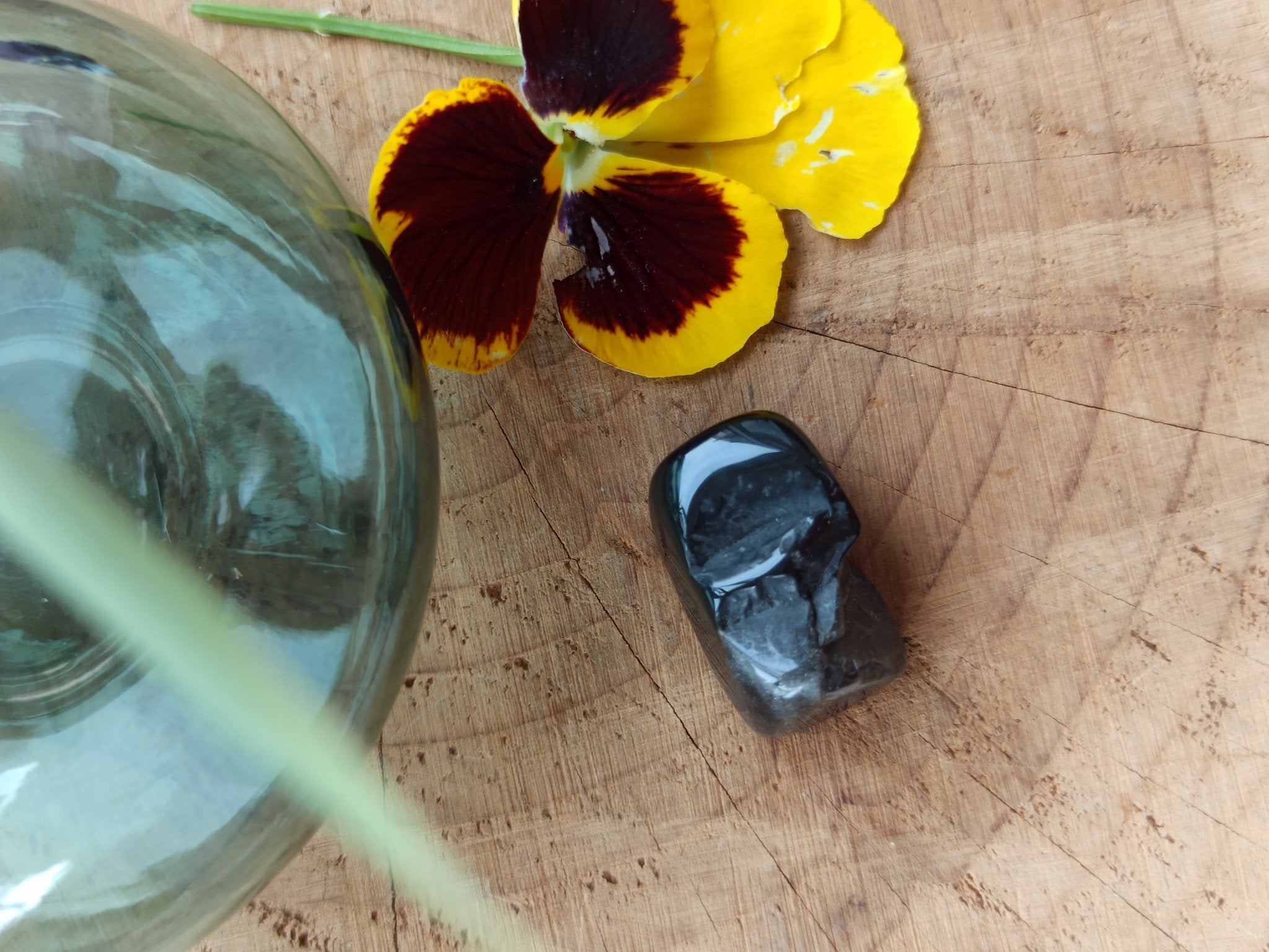 Zwarte Jaspis trommelstenen – curated crystal by Marga Jacobs | rust, symboliek en intuïtieve zelfzorg