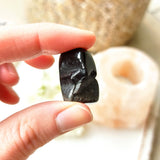 Zwarte Jaspis trommelstenen – curated crystal by Marga Jacobs | rust, symboliek en intuïtieve zelfzorg