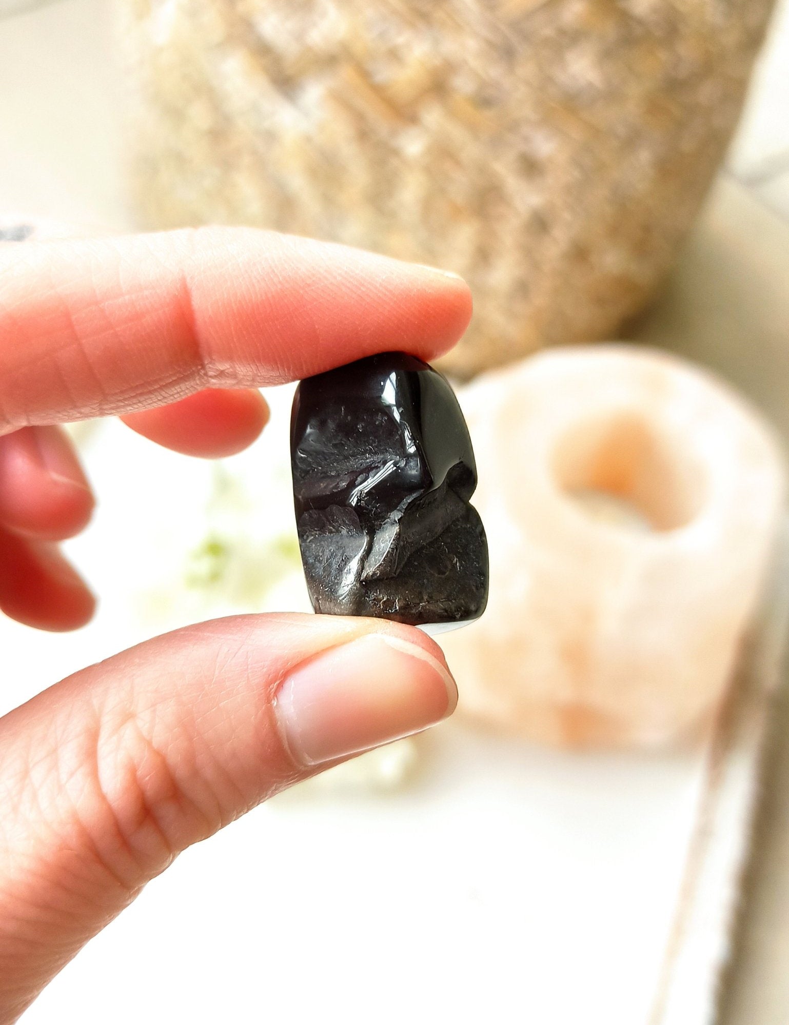 Zwarte Jaspis trommelstenen – curated crystal by Marga Jacobs | rust, symboliek en intuïtieve zelfzorg