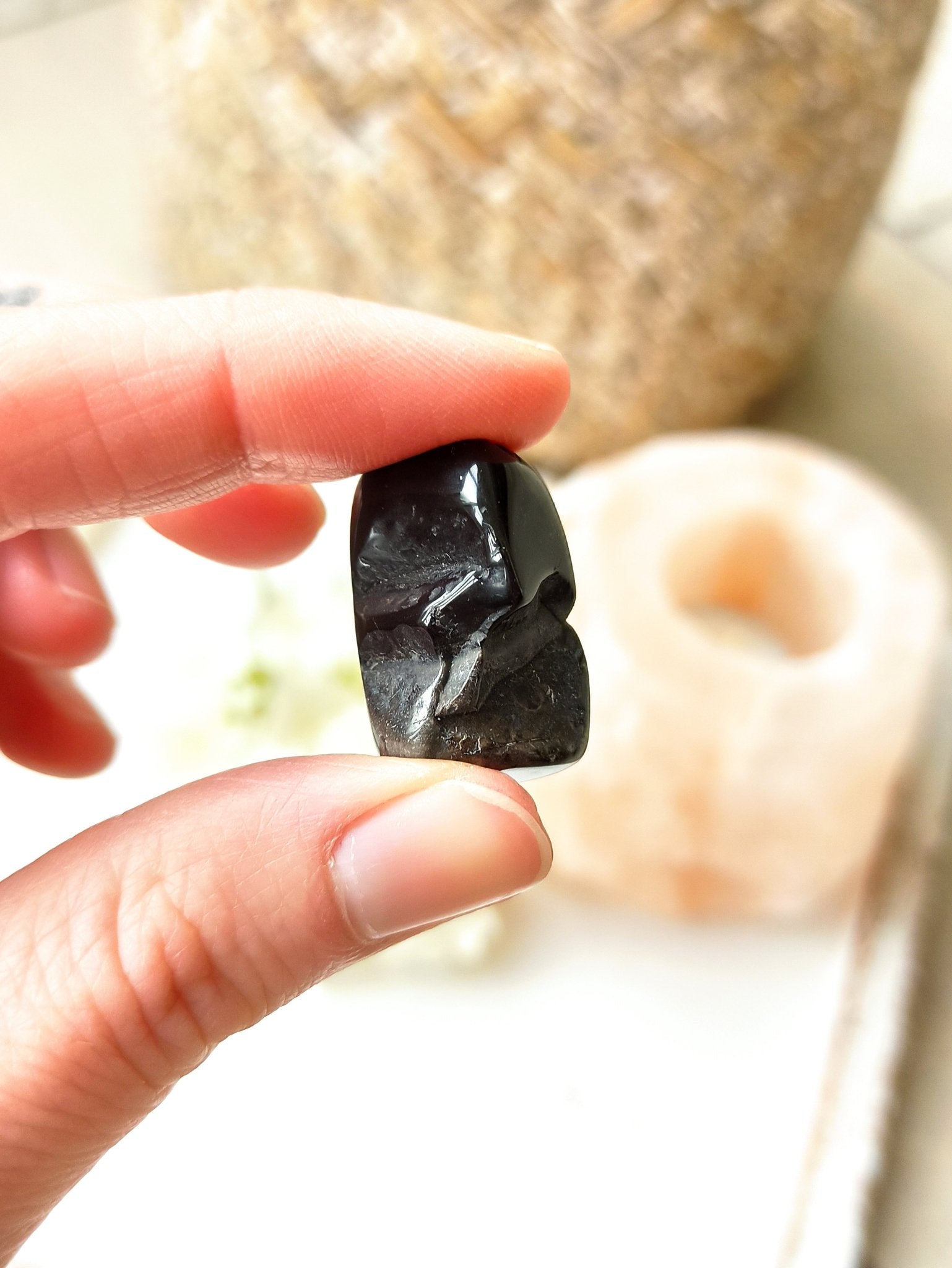 Zwarte Jaspis trommelstenen – curated crystal by Marga Jacobs | rust, symboliek en intuïtieve zelfzorg