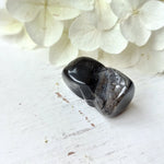 Zwarte Jaspis trommelstenen – curated crystal by Marga Jacobs | rust, symboliek en intuïtieve zelfzorg