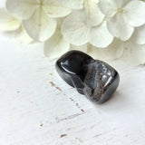 Zwarte Jaspis trommelstenen – curated crystal by Marga Jacobs | rust, symboliek en intuïtieve zelfzorg